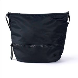 lululemon go lightly shoulder bag